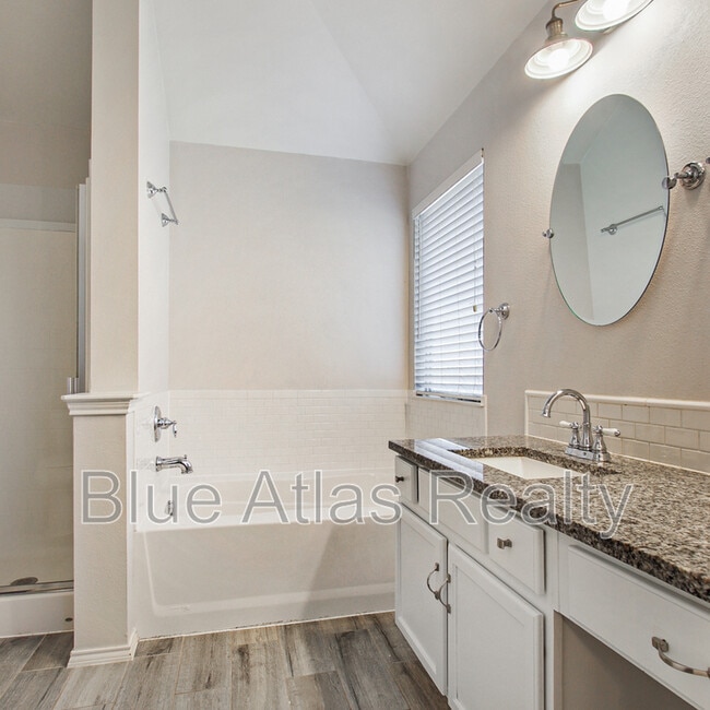 Building Photo - 542 Hickory Ln