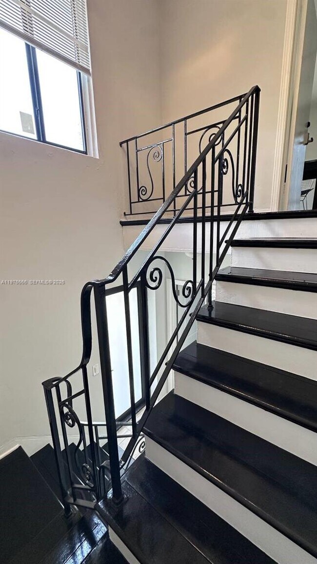 Building Photo - 320 SW 29th Rd