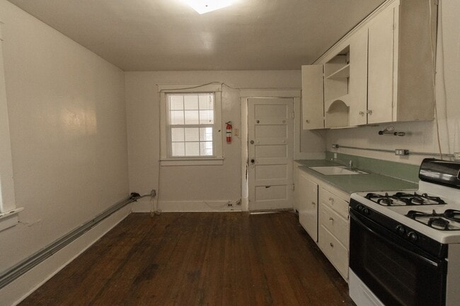 Building Photo - 2 Bedroom House Just Steps From Downtown & Campus