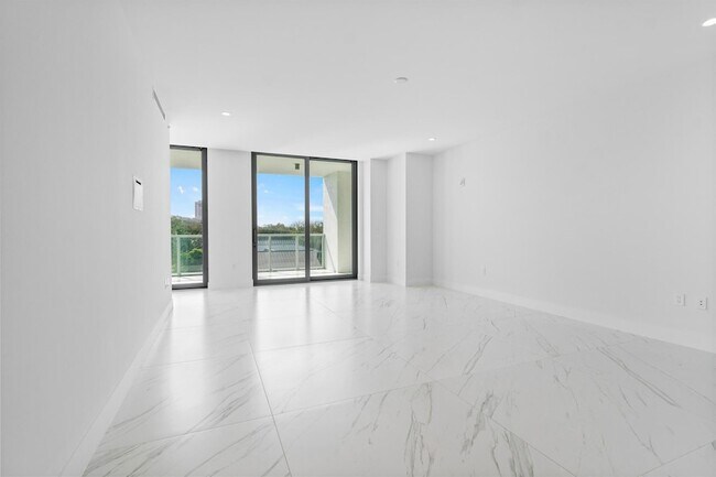 Building Photo - 495 E Royal Palm Rd