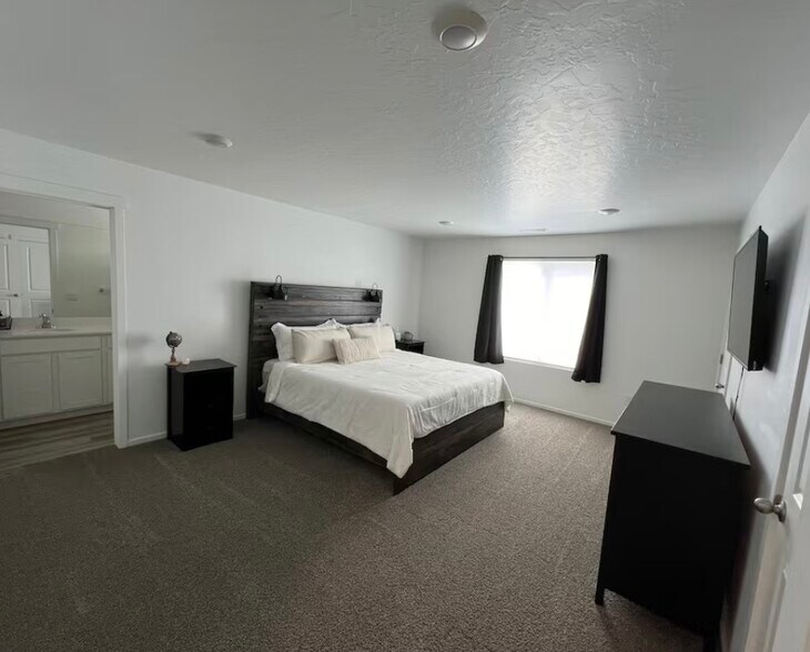 Master Bedroom - 986 E Manifest Ln