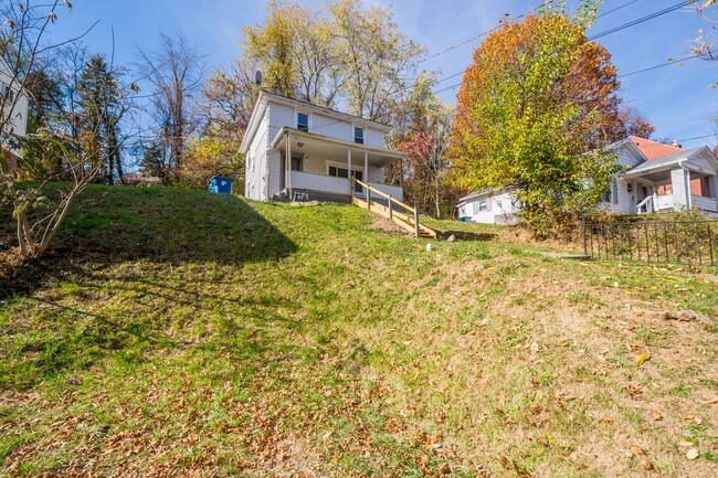 Building Photo - OPEN HOUSE THIS TUESDAY 10/7 AT 6PM! MOVE ...