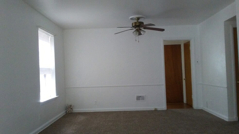 Spacious living room - 8804 Riverview Blvd