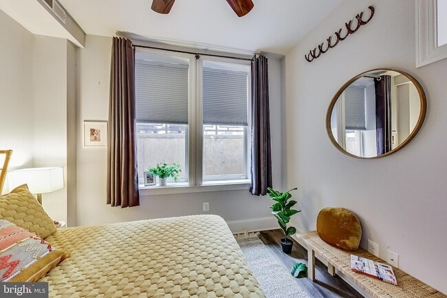 Building Photo - 819 D St NE