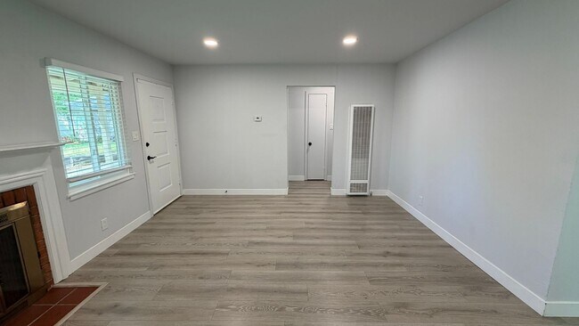 Building Photo - Pleasant Hill! Beautiful remolded 3 bedroom 1 bath single family home excellent neighborhood!