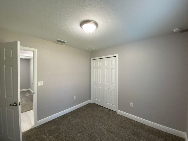 Building Photo - 52 Oak Cir