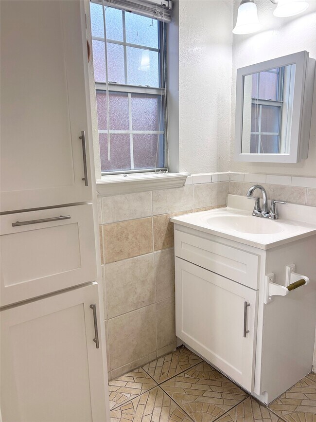 Building Photo - 115 Aurora St