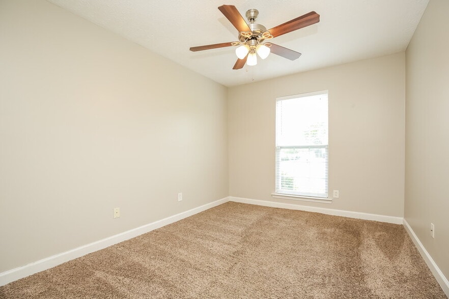 Building Photo - 2943 Hollicom Dr