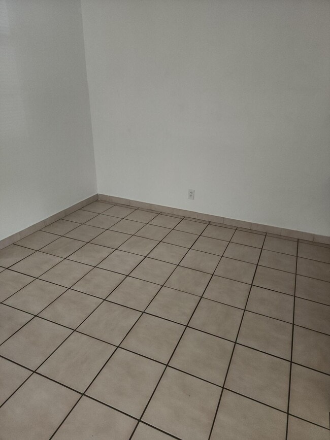 Building Photo - 1007 N 19th Ave