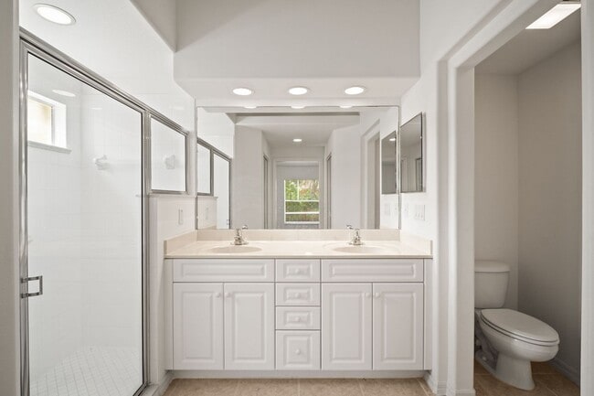 Building Photo - Beautiful Villas 3 beds 2 baths in a Gated...