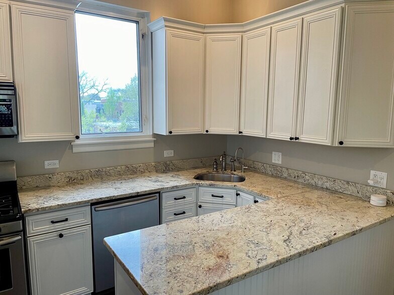 Building Photo - 916 W Wisconsin St