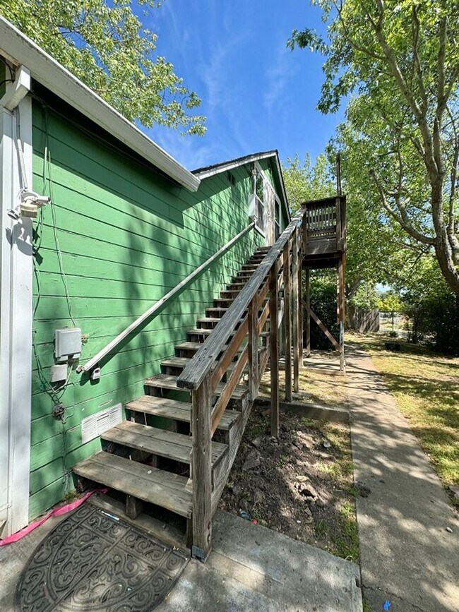 Building Photo - 130-142 Underhill Drive