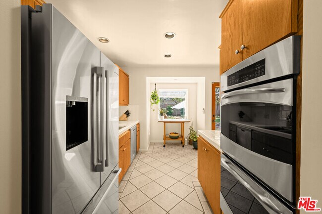 Building Photo - 6112 W 77th St