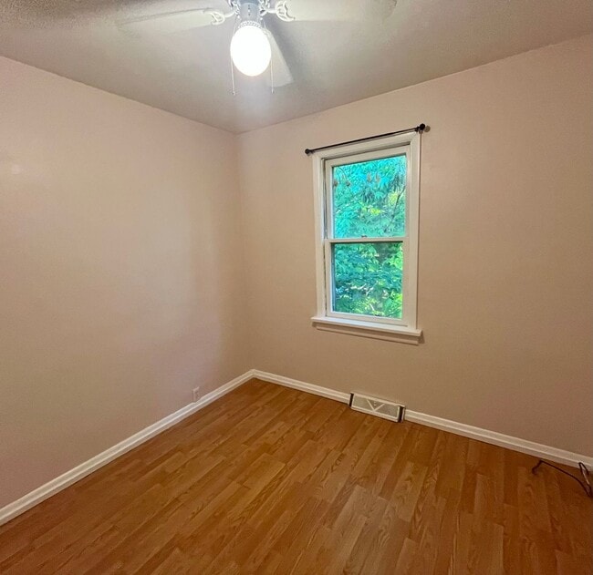 Building Photo - Three bedroom house in Alton