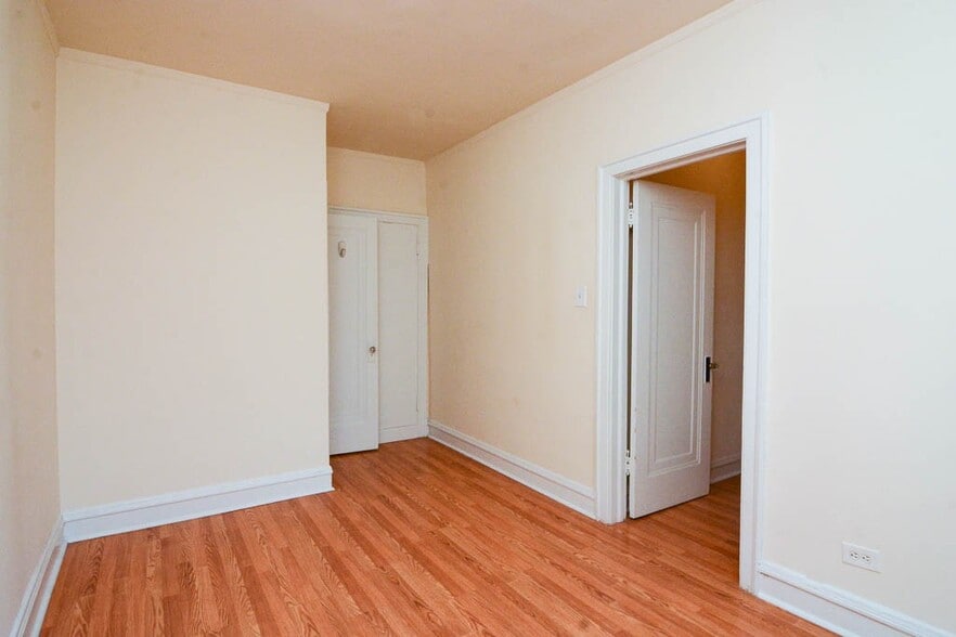 Building Photo - 2530 N Sawyer Ave