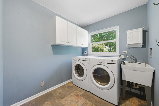 Building Photo - Spacious 4-Bedroom Home with Finished Basement and Modern Upgrades in Grayslake