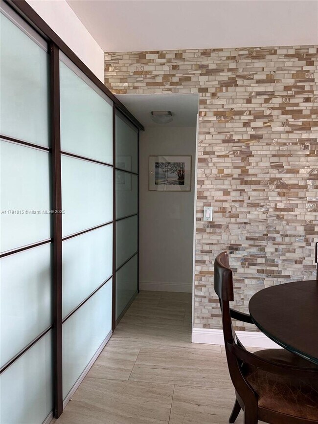 Building Photo - 500 Bayview Dr