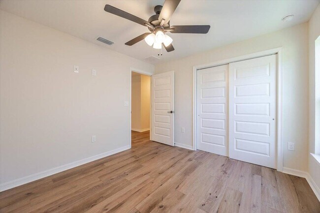 Building Photo - 1164 Fairway Dr