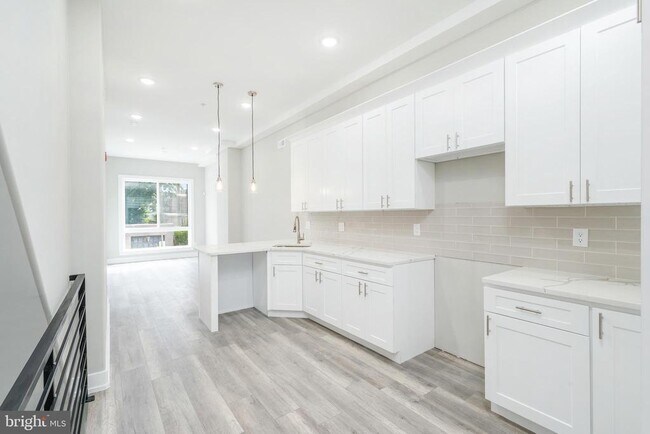 Building Photo - 103 E Duval St