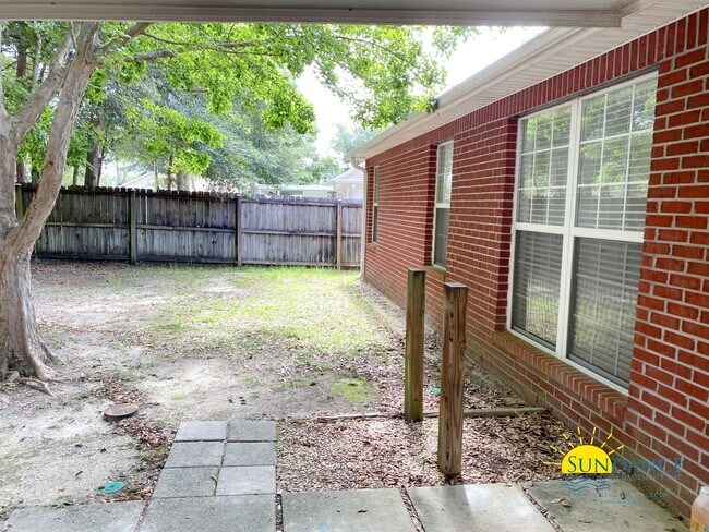 Building Photo - Beautiful 4 Bedroom Home with In-Ground Po...