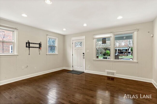Building Photo - Professionally Managed  & Recently Renovat...