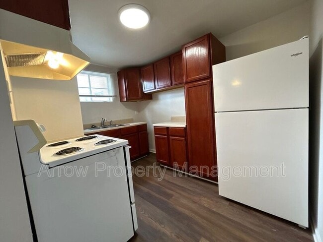 Building Photo - 609 W 14th St