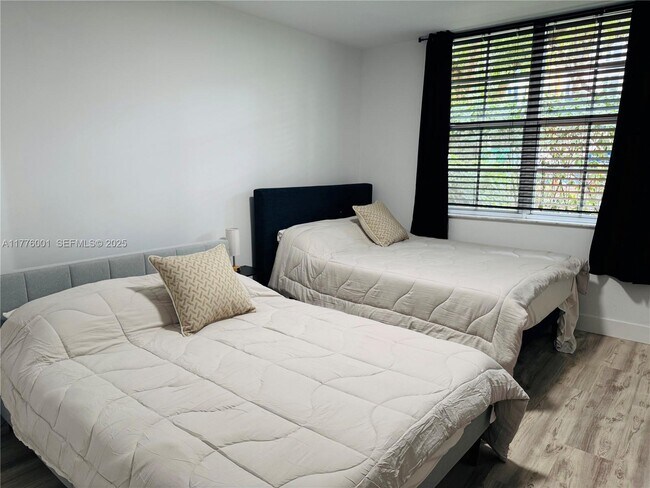 Building Photo - 19555 E Country Club Dr