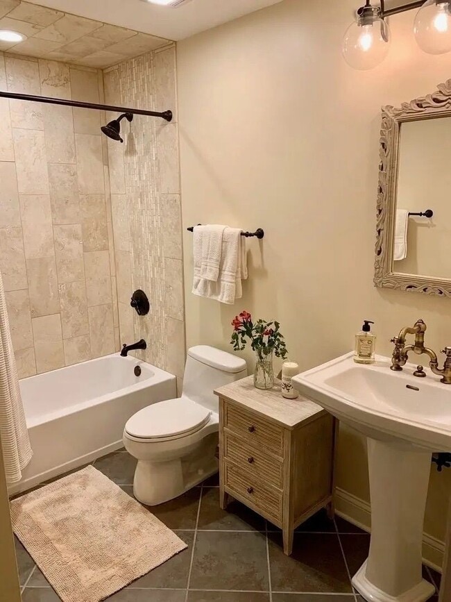 Building Photo - Beautiful 2-bedroom & 2-Bathroom Condo in ...