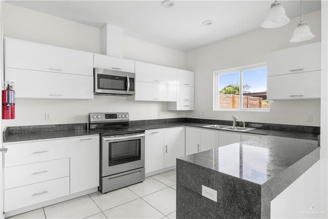 Building Photo - 2600 Mimosa St