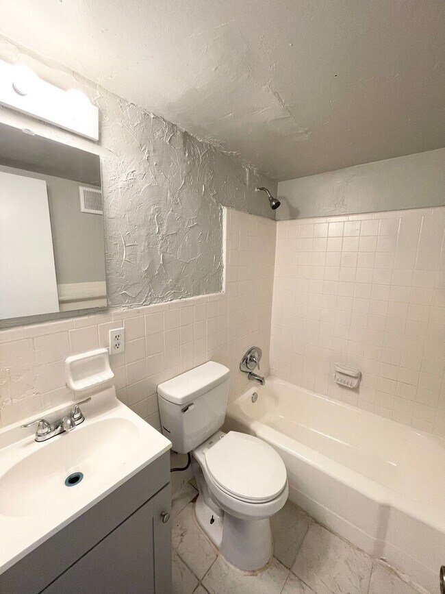 Building Photo - 1343 W Point Dr