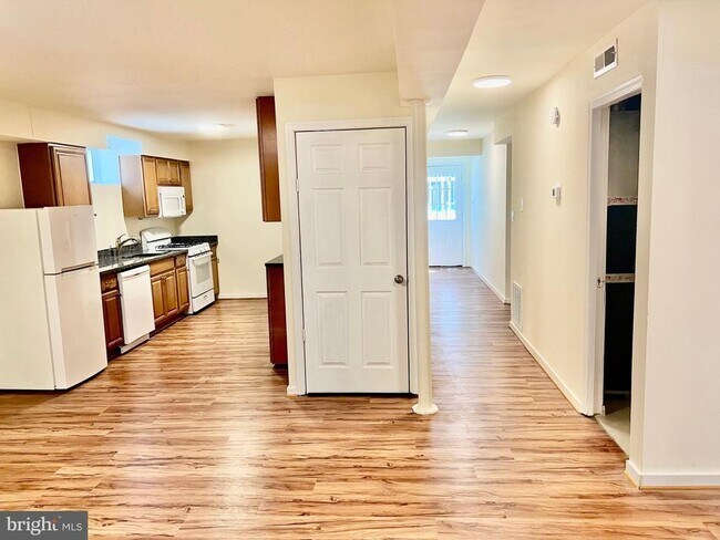 Building Photo - 701 N Vermont St