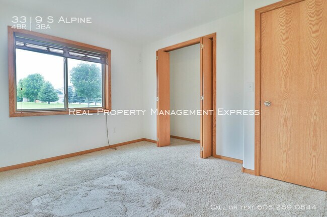 Building Photo - Perfect 4 bedroom 3 bathroom home 2200 sq ft!