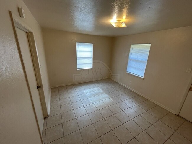 Building Photo - 2204 Poage Ave