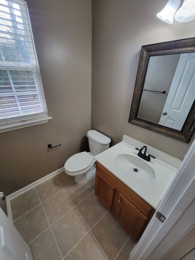 Building Photo - 4 Bedroom, 2.5 Bath Home Available in Hammett Grove Neighborhood