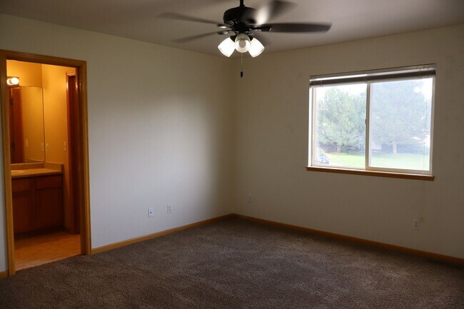 Building Photo - Bright & Spacious Single-Family Home in Gr...