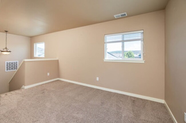 Building Photo - 3 Bedroom /2.5 bath in Prineville's Iron H...