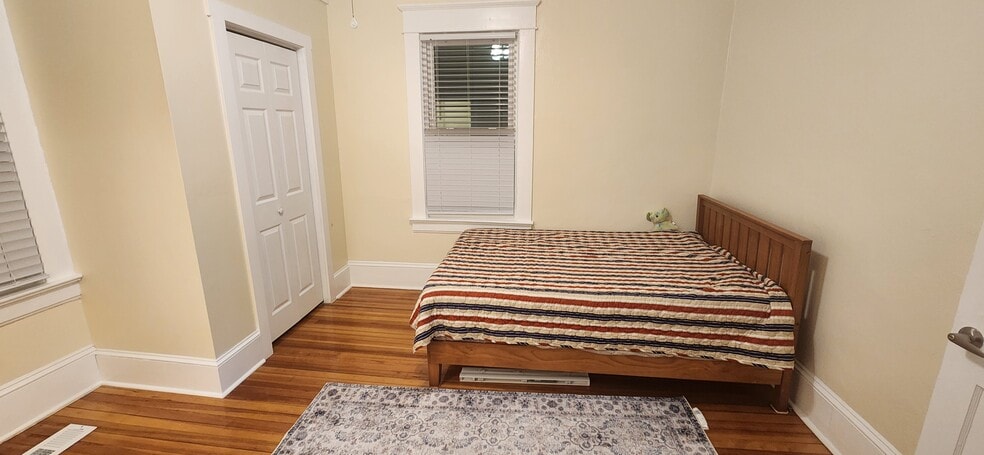 Building Photo - 703 W Markham Ave