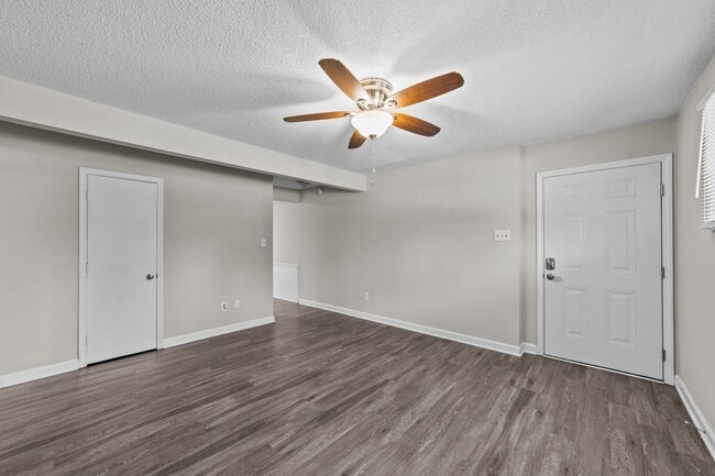 Building Photo - Updated Two Bedroom near Downtown Smithfie...