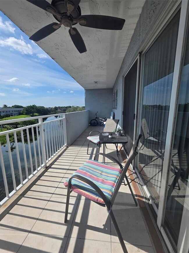 Building Photo - 9375 Fontainebleau Blvd