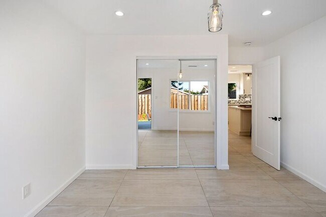 Building Photo - 113 Donaldson Way W