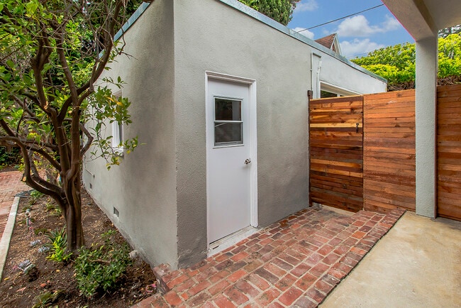 Building Photo - 621 N Bedford Dr