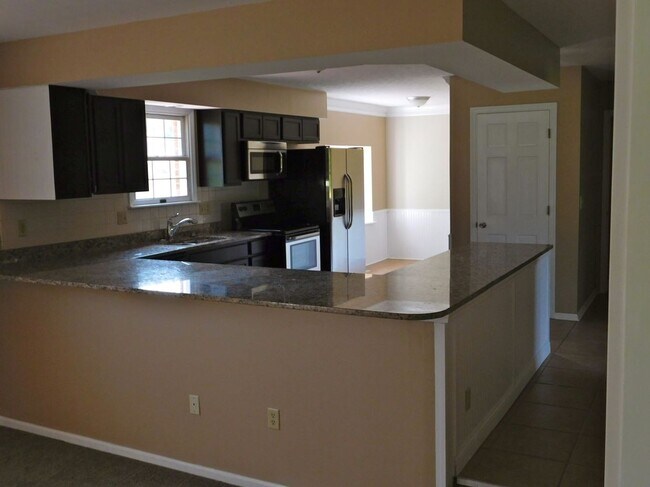 Building Photo - 5 acres and a Large 6 bedroom house. Extra garages and sheds.