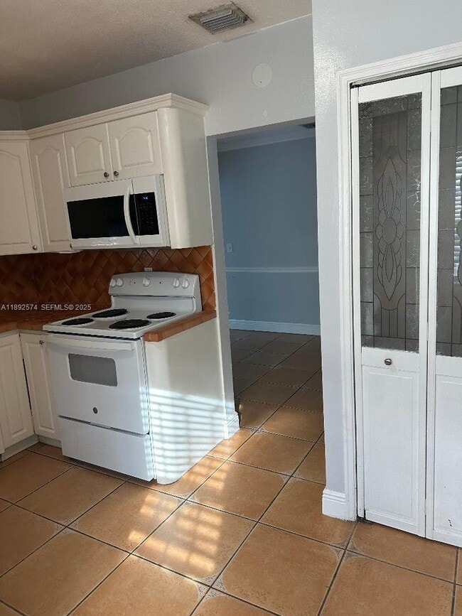 Building Photo - 2225 SW 21st Ter