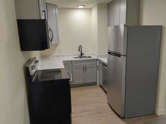 Building Photo - 1701 Palm Dr