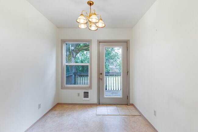 Building Photo - TWO BEDROOM HOUSE IN KELSO