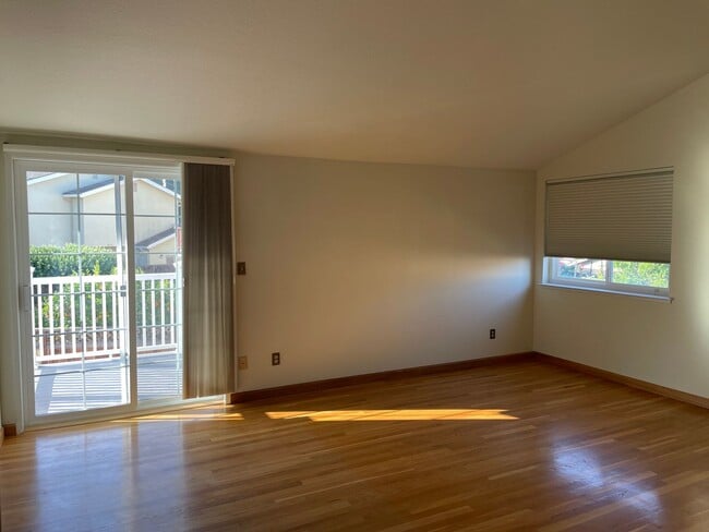 Building Photo - Large Foothills Home