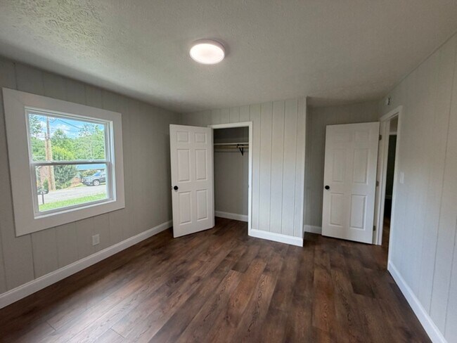 Building Photo - 2860-2864 Blue Ridge Dr