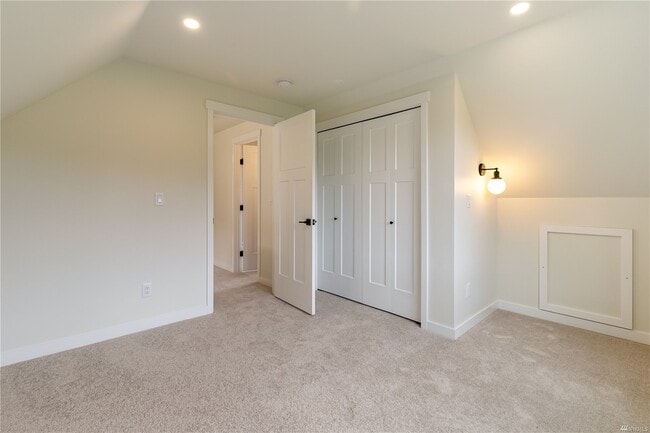 Building Photo - 3226 E Sunset Dr