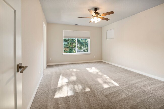 Building Photo - Stunning 3BD/3BATH Home in the Heart of Hi...