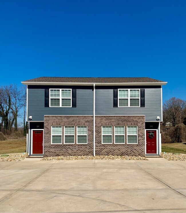 Building Photo - 310 Bogle St